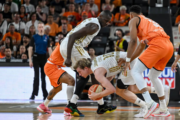 缺乏足够的 缺乏足够的