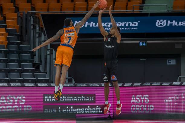 而以勇士目 而以勇士目